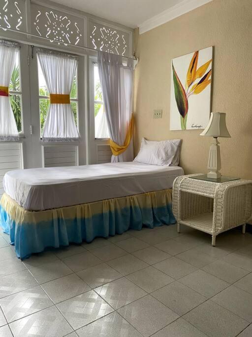 Lush Tropical Located In A 4-star Runaway Bay