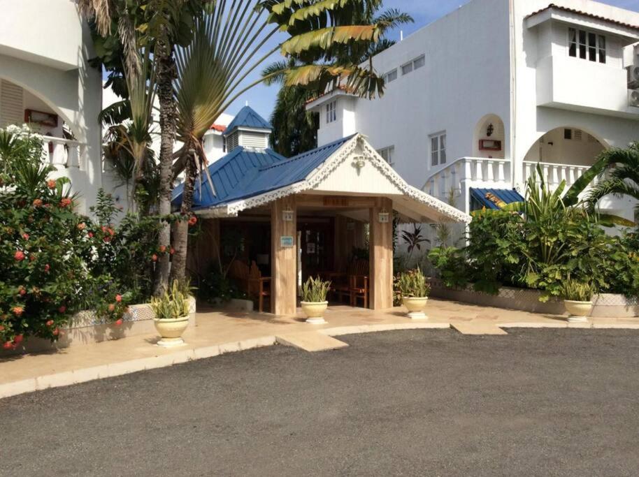 Lush Tropical Located In A 4-star Apartment Runaway Bay