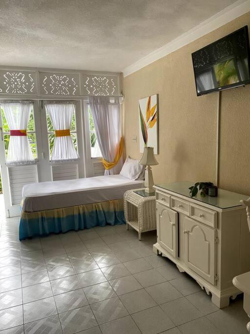 Lush Tropical Located In A 4-star Apartment